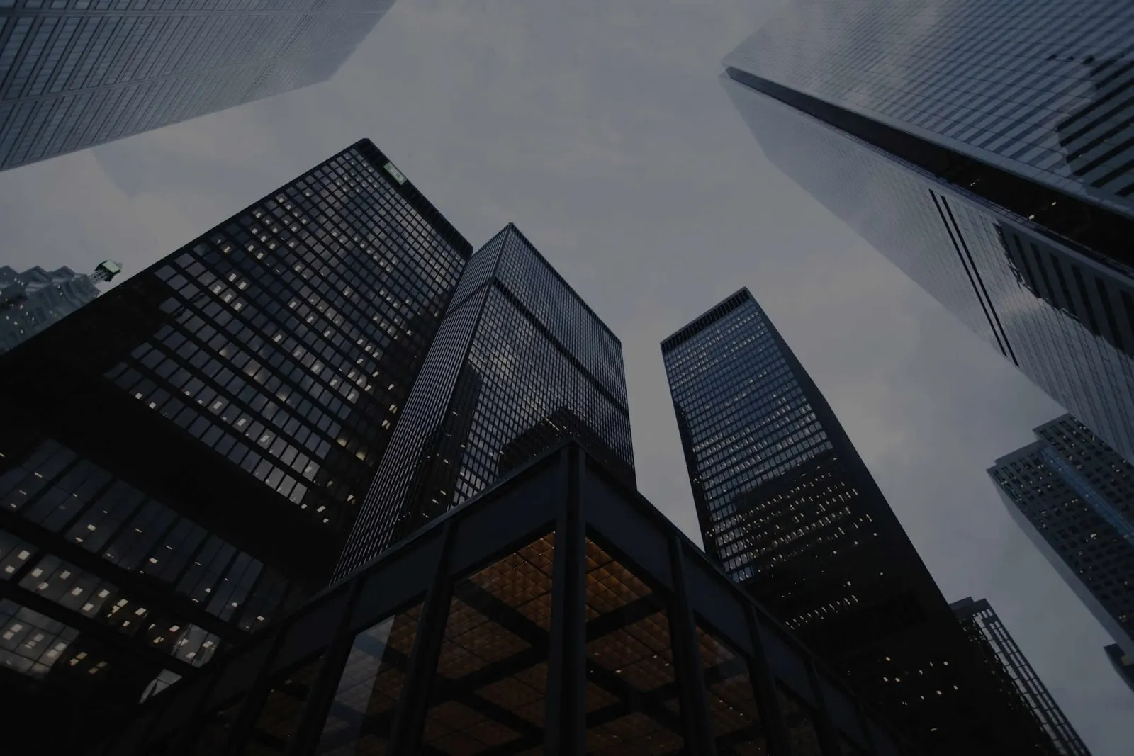 Vista de edificios corporativos en altura, representando el ámbito de trabajo de Bauman en empresas.