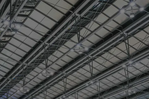 Estructura de techo industrial con instalación eléctrica y de iluminación renovada.