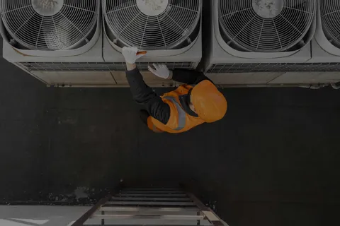 Técnico realizando mantenimiento correctivo sobre equipos de climatización en altura.